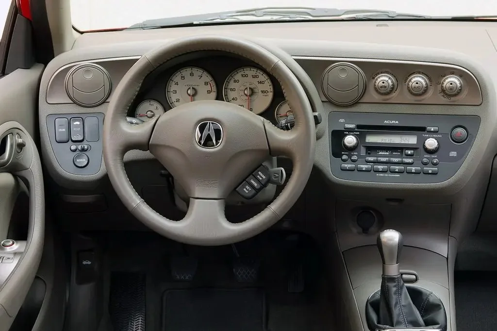 Фото Acura RSX (2006) — интерьер, фото 2. Салон целиком: как расставлены кресла и что под рукой у водителя Acura RSX (2006) — интерьер, фото 2