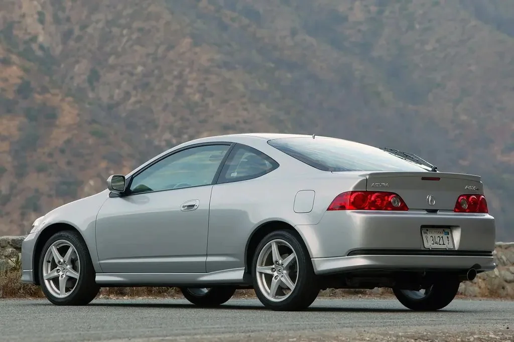 Фото Acura RSX (2006) — вид сзади. Корма: рисунок фонарей, бампер и оформление пятой двери Acura RSX (2006) — вид сзади