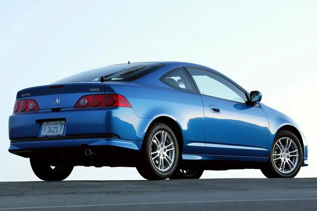 Фото Acura RSX (2006) — вид сзади, фото 3. Сзади-сбоку: свес кормы и стойка пятой двери Acura RSX (2006) — вид сзади, фото 3