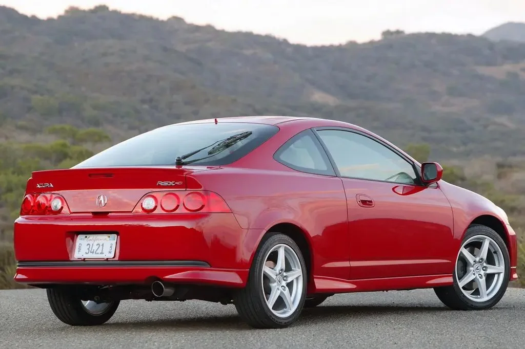 Фото Acura RSX (2006) — вид сзади, фото 4. Корма: рисунок фонарей, бампер и оформление пятой двери Acura RSX (2006) — вид сзади, фото 4