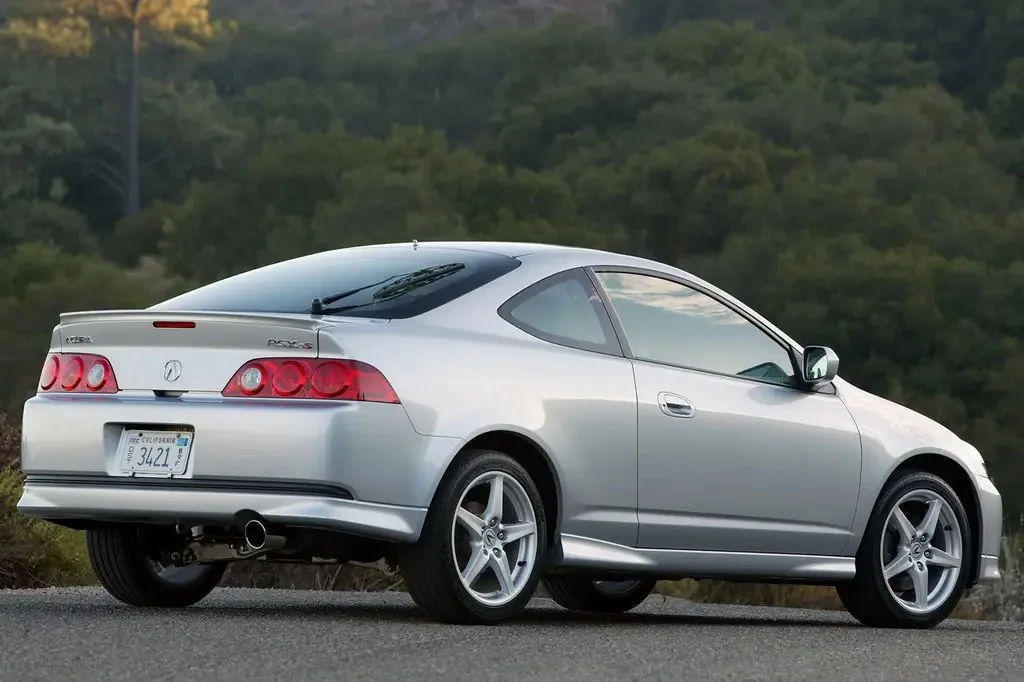 Фото Acura RSX (2006) — вид сзади, фото 5. Задняя часть крупно: ширина кормы и выпускная система Acura RSX (2006) — вид сзади, фото 5