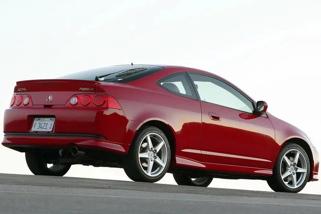 Фото Acura RSX (2006) — вид сзади, фото 6. Сзади-сбоку: свес кормы и стойка пятой двери Acura RSX (2006) — вид сзади, фото 6