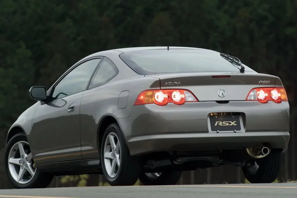 Фото Acura RSX (2006) — вид сзади, фото 7. Корма: рисунок фонарей, бампер и оформление пятой двери Acura RSX (2006) — вид сзади, фото 7