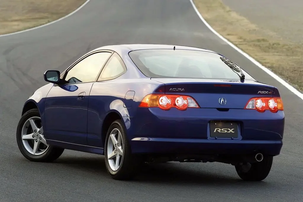 Фото Acura RSX (2006) — вид сзади, фото 8. Задняя часть крупно: ширина кормы и выпускная система Acura RSX (2006) — вид сзади, фото 8