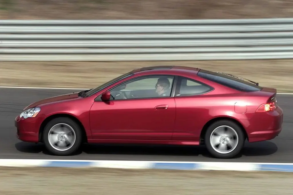Фото Acura RSX (2006) — вид сбоку, фото 3. Профиль в движении: пропорции кузова на ходу Acura RSX (2006) — вид сбоку, фото 3