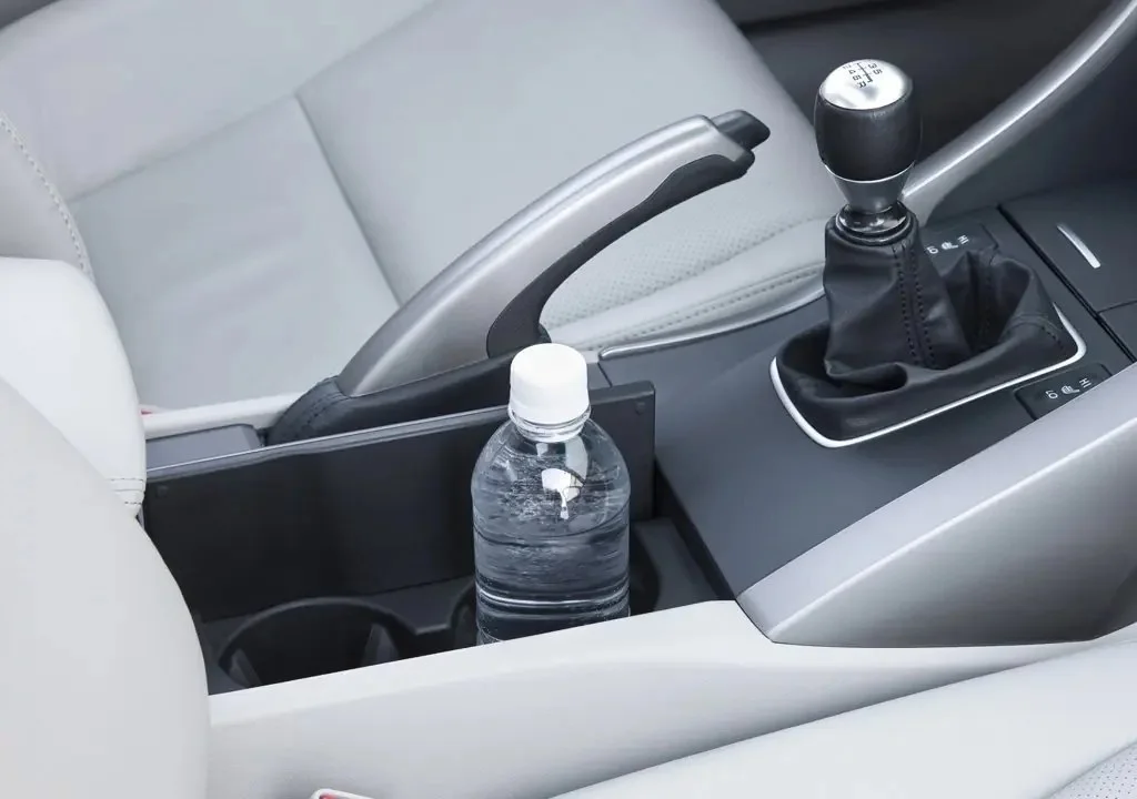 Фото Acura TSX (2014) — центральная консоль. Консоль между креслами: подстаканники и место под мелочи Acura TSX (2014) — центральная консоль
