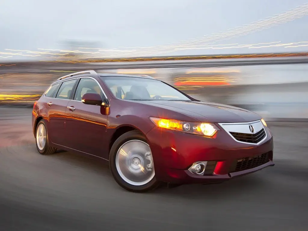 Фото Acura TSX (2014) — вид спереди, фото 2. Передняя часть крупно: рисунок ходовых огней и воздухозаборники Acura TSX (2014) — вид спереди, фото 2