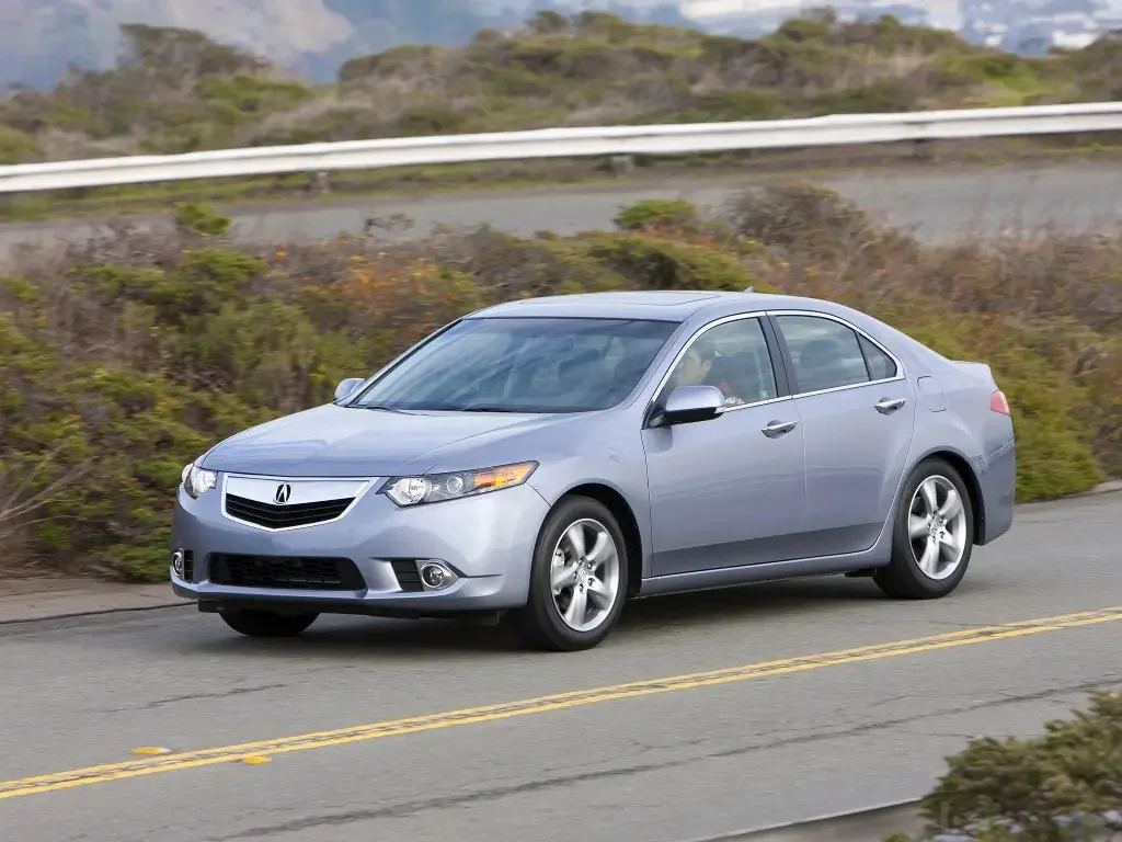 Фото Acura TSX (2014) — вид спереди, фото 3. Три четверти спереди: видно и «лицо», и профиль разом Acura TSX (2014) — вид спереди, фото 3