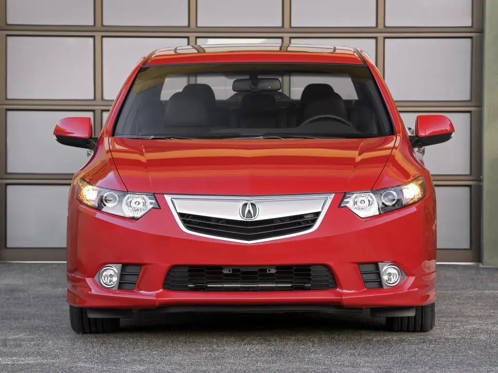 Фото Acura TSX (2014) — вид спереди, фото 4. Анфас: решётка, форма фар и бампер — по ним модель и узнают на дороге Acura TSX (2014) — вид спереди, фото 4