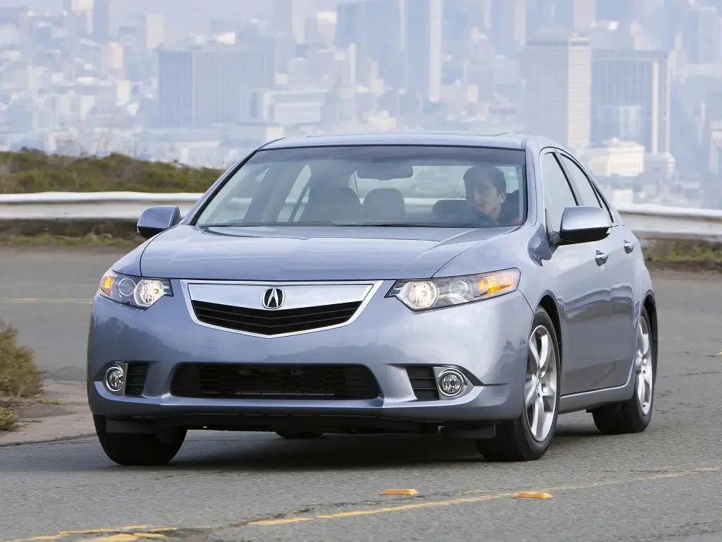 Фото Acura TSX (2014) — вид спереди, фото 5. Передняя часть крупно: рисунок ходовых огней и воздухозаборники Acura TSX (2014) — вид спереди, фото 5