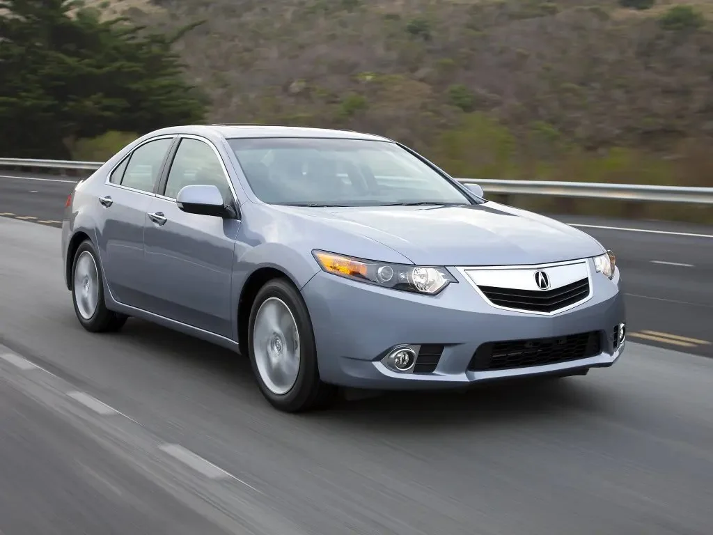 Фото Acura TSX (2014) — вид спереди, фото 6. Три четверти спереди: видно и «лицо», и профиль разом Acura TSX (2014) — вид спереди, фото 6