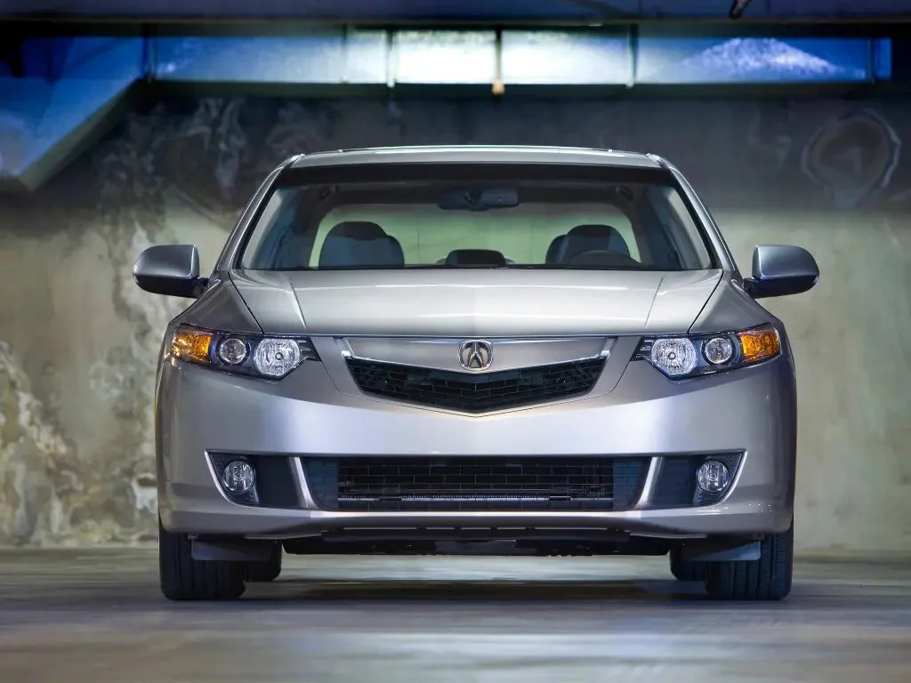 Фото Acura TSX (2014) — вид спереди, фото 7. Анфас: решётка, форма фар и бампер — по ним модель и узнают на дороге Acura TSX (2014) — вид спереди, фото 7