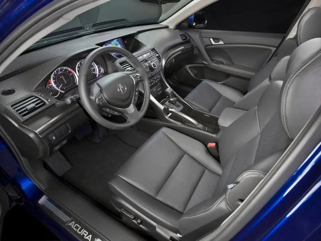 Фото Acura TSX (2014) — интерьер. Общий план салона: панель, консоль и передние кресла Acura TSX (2014) — интерьер