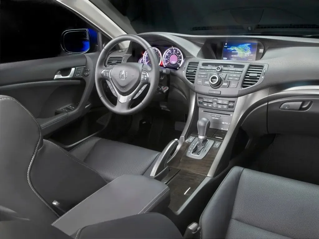 Фото Acura TSX (2014) — интерьер, фото 2. Салон целиком: как расставлены кресла и что под рукой у водителя Acura TSX (2014) — интерьер, фото 2