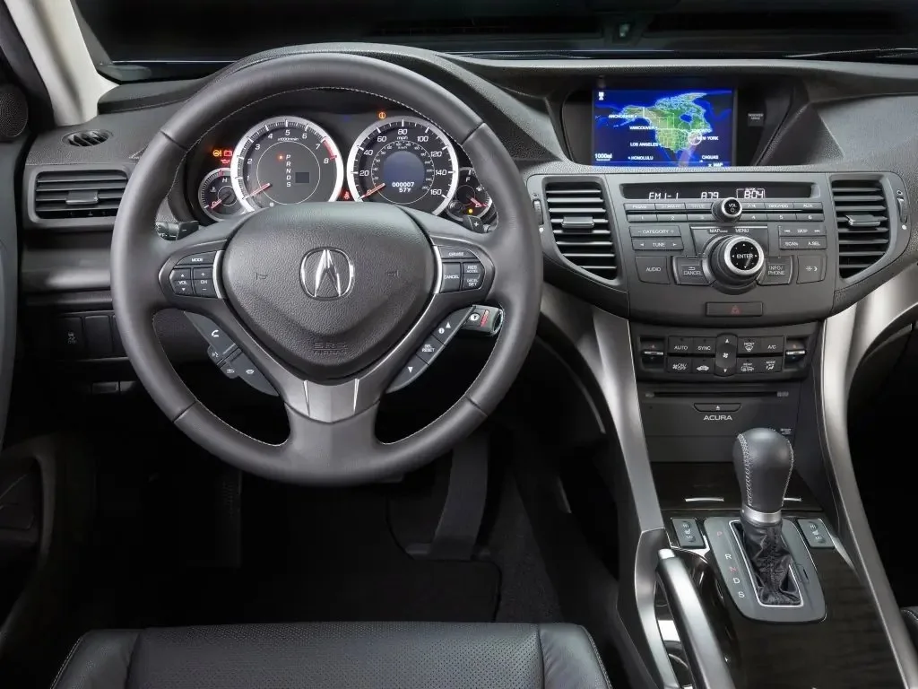 Фото Acura TSX (2014) — интерьер, фото 3. Обзор салона: отделка, стыки панелей и рабочее место водителя Acura TSX (2014) — интерьер, фото 3