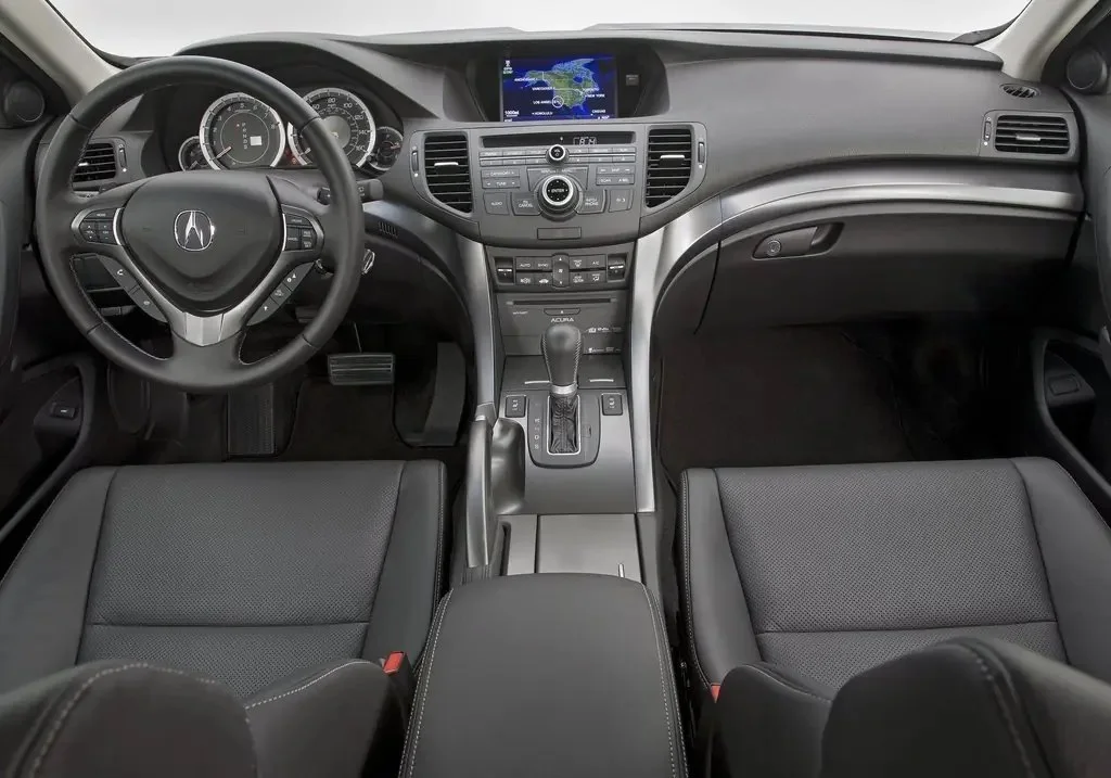 Фото Acura TSX (2014) — интерьер, фото 4. Общий план салона: панель, консоль и передние кресла Acura TSX (2014) — интерьер, фото 4