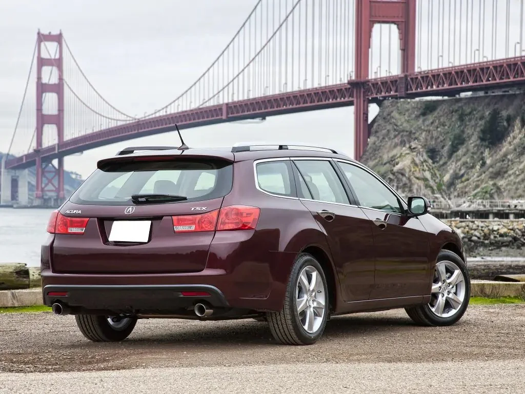 Фото Acura TSX (2014) — вид сзади, фото 3. Сзади-сбоку: свес кормы и стойка пятой двери Acura TSX (2014) — вид сзади, фото 3
