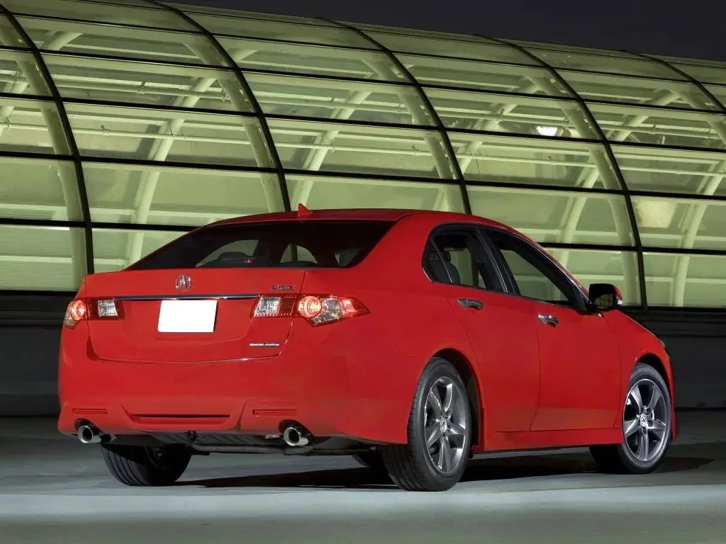 Фото Acura TSX (2014) — вид сзади, фото 4. Корма: рисунок фонарей, бампер и оформление пятой двери Acura TSX (2014) — вид сзади, фото 4