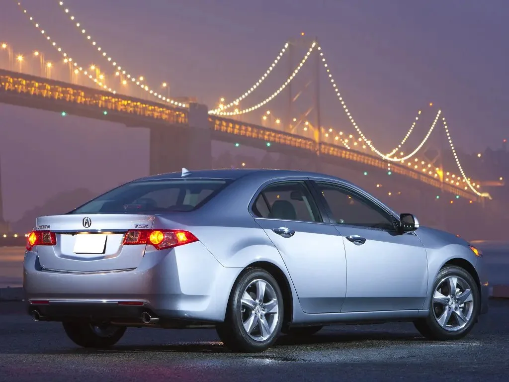 Фото Acura TSX (2014) — вид сзади, фото 5. Задняя часть крупно: ширина кормы и выпускная система Acura TSX (2014) — вид сзади, фото 5