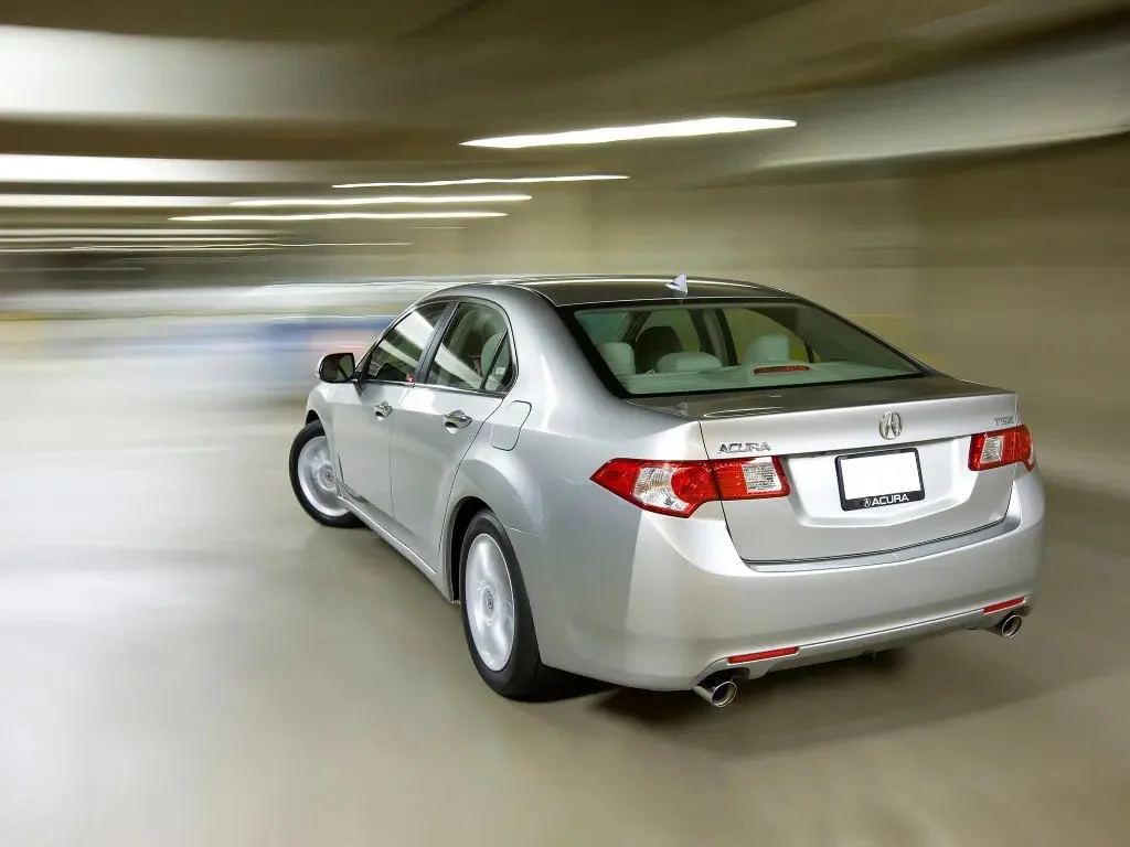 Фото Acura TSX (2014) — вид сзади, фото 6. Сзади-сбоку: свес кормы и стойка пятой двери Acura TSX (2014) — вид сзади, фото 6