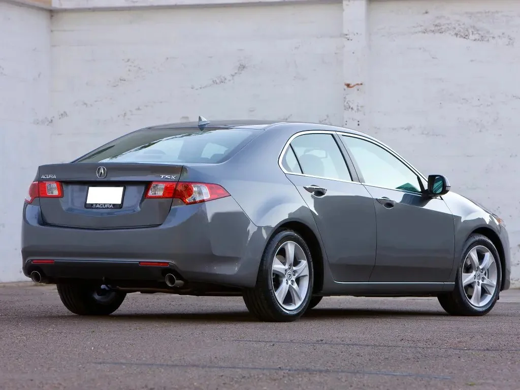 Фото Acura TSX (2014) — вид сзади, фото 8. Задняя часть крупно: ширина кормы и выпускная система Acura TSX (2014) — вид сзади, фото 8