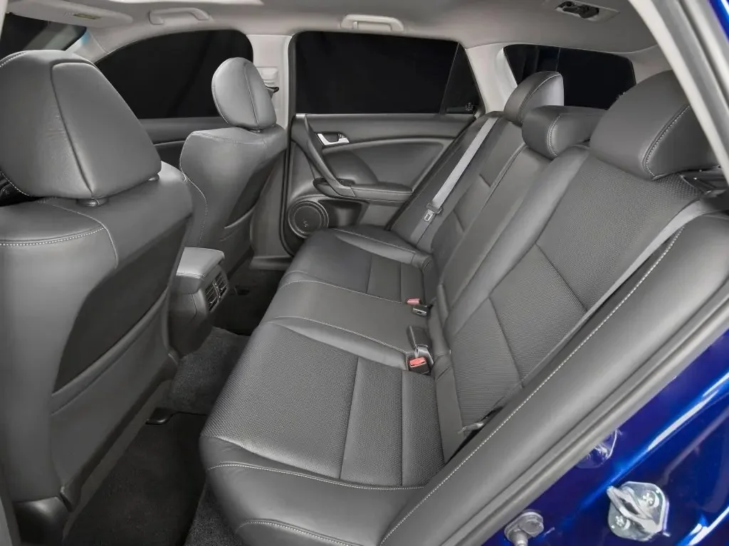 Фото Acura TSX (2014) — второй ряд. Второй ряд: посадка, подлокотник и запас места Acura TSX (2014) — второй ряд
