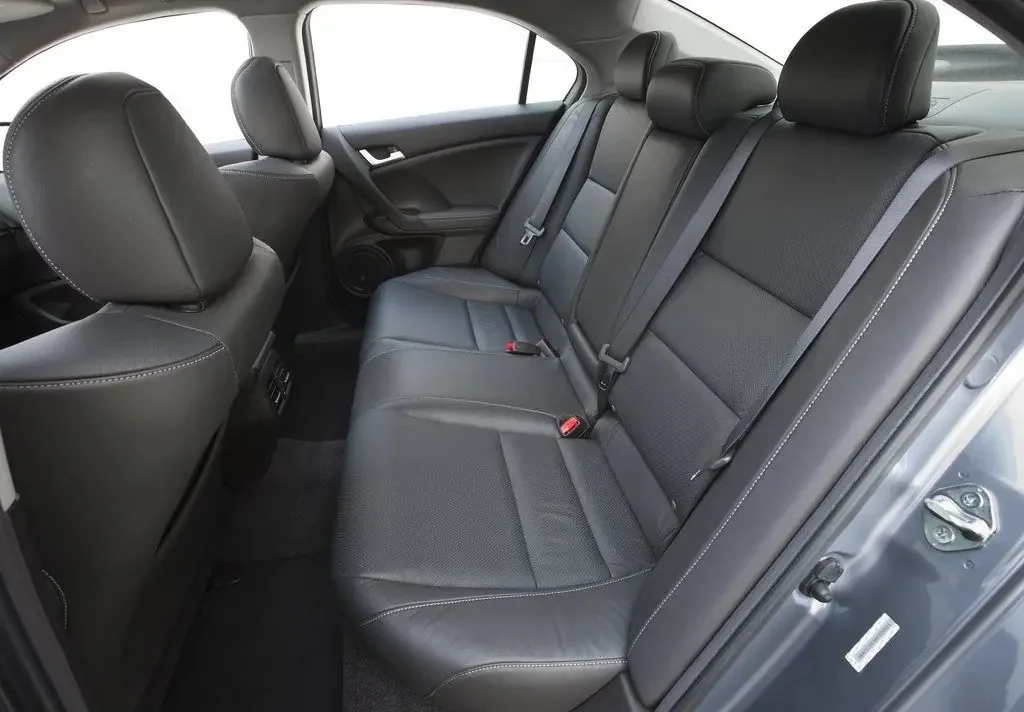 Фото Acura TSX (2014) — второй ряд, фото 2. Задние кресла: ширина дивана и ремни Acura TSX (2014) — второй ряд, фото 2