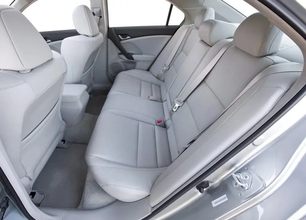 Фото Acura TSX (2014) — второй ряд, фото 3. Второй ряд со стороны двери: как садиться и сколько места для ног Acura TSX (2014) — второй ряд, фото 3