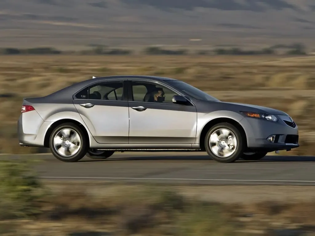 Фото Acura TSX (2014) — вид сбоку, фото 3. Профиль в движении: пропорции кузова на ходу Acura TSX (2014) — вид сбоку, фото 3