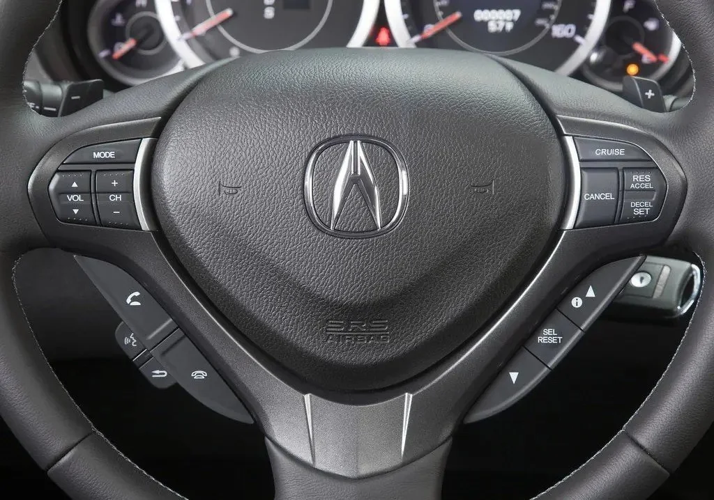 Фото Acura TSX (2014) — руль. Обод, спицы и кнопки на руле крупным планом Acura TSX (2014) — руль