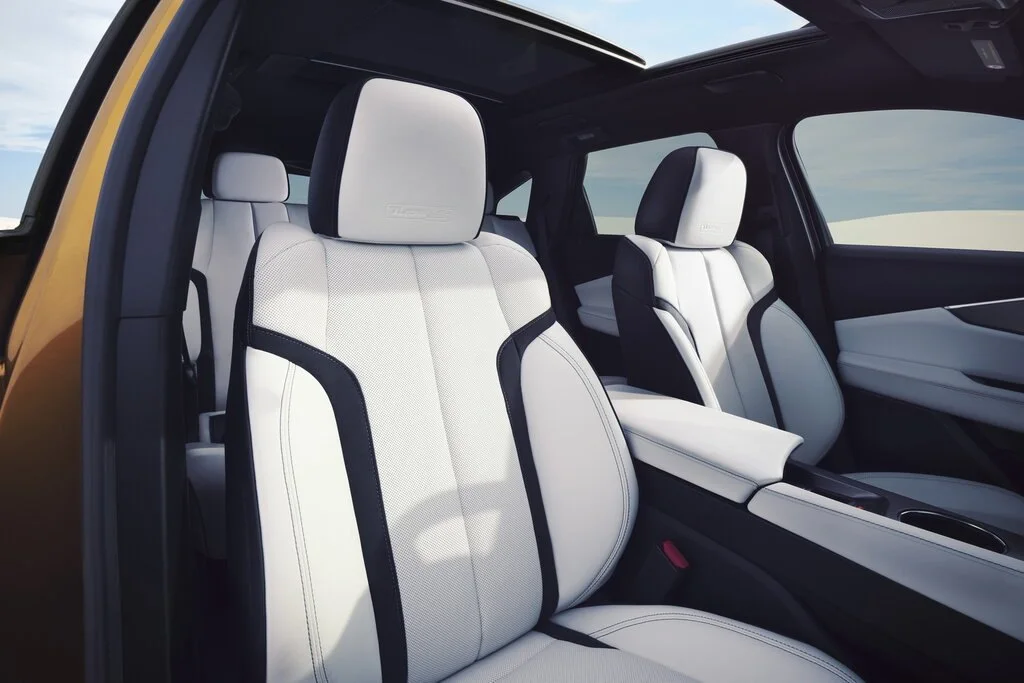 Фото Acura ZDX (2024) — передние сиденья. Передние кресла: профиль спинки, подушка и отделка Acura ZDX (2024) — передние сиденья