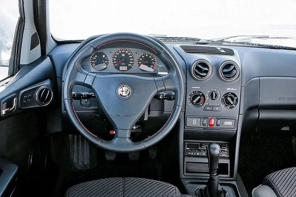 Фото Alfa Romeo 145 (1999) — передняя панель. Архитектура передней панели: экраны, дефлекторы и отделка Alfa Romeo 145 (1999) — передняя панель