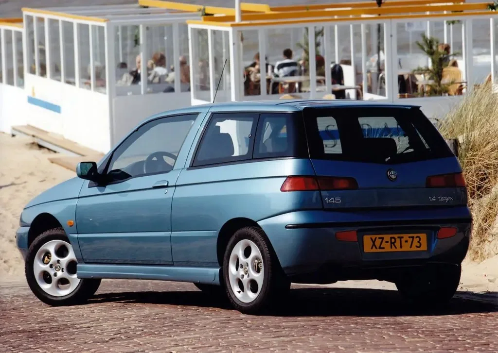Фото Alfa Romeo 145 (1999) — внешний вид, фото 3. Кузов снаружи: пропорции и линии Alfa Romeo 145 (1999) — внешний вид, фото 3
