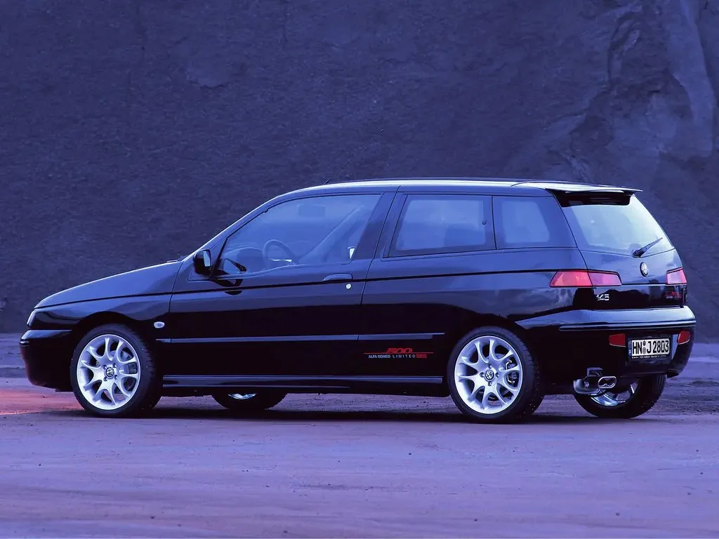 Фото Alfa Romeo 145 (1999) — внешний вид, фото 4. Общий вид машины снаружи Alfa Romeo 145 (1999) — внешний вид, фото 4
