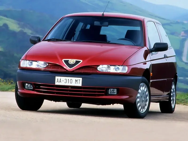 Фото Alfa Romeo 145 (1999) — внешний вид, фото 6. Общий вид машины снаружи Alfa Romeo 145 (1999) — внешний вид, фото 6