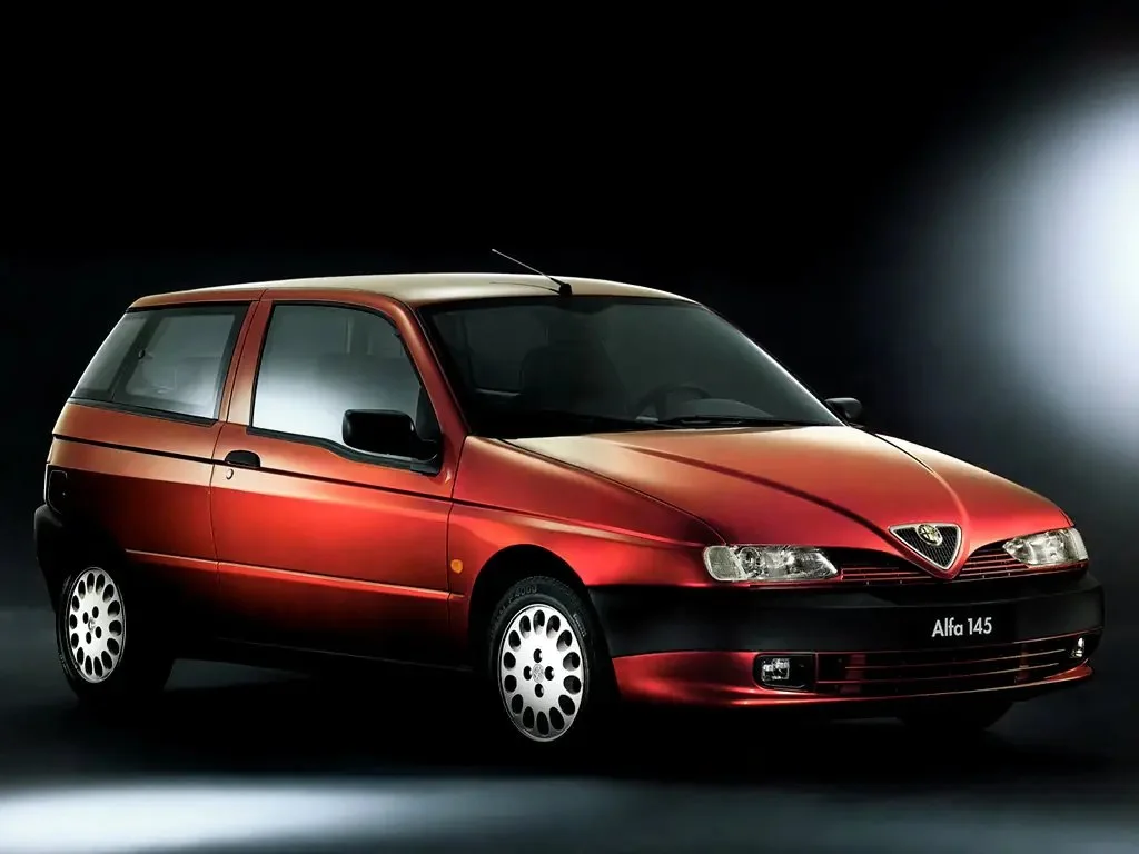 Фото Alfa Romeo 145 (1999) — внешний вид, фото 7. Кузов снаружи: пропорции и линии Alfa Romeo 145 (1999) — внешний вид, фото 7
