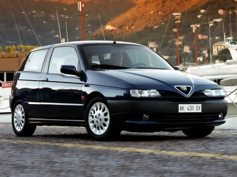 Фото Alfa Romeo 145 (1999) — внешний вид, фото 8. Общий вид машины снаружи Alfa Romeo 145 (1999) — внешний вид, фото 8