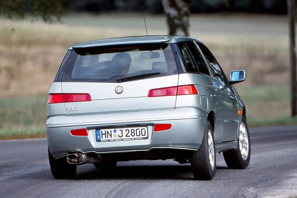 Alfa Romeo 145 (1999) — вид сзади, фото 2