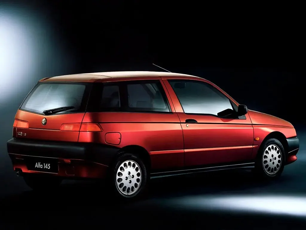 Фото Alfa Romeo 145 (1999) — вид сзади, фото 4. Корма: рисунок фонарей, бампер и оформление пятой двери Alfa Romeo 145 (1999) — вид сзади, фото 4