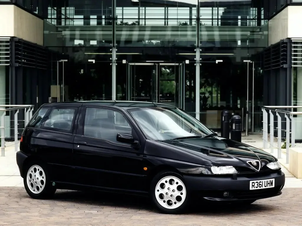 Фото Alfa Romeo 145 (1999) — вид сбоку, фото 2. Вид сбоку целиком: колёсная база и размер арок Alfa Romeo 145 (1999) — вид сбоку, фото 2