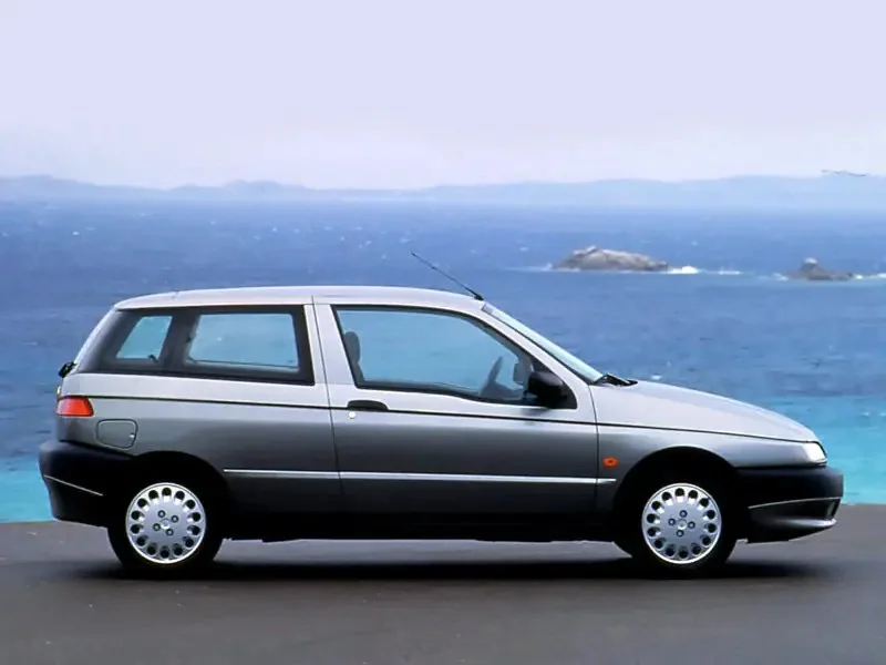 Фото Alfa Romeo 145 (1999) — вид сбоку, фото 3. Профиль в движении: пропорции кузова на ходу Alfa Romeo 145 (1999) — вид сбоку, фото 3
