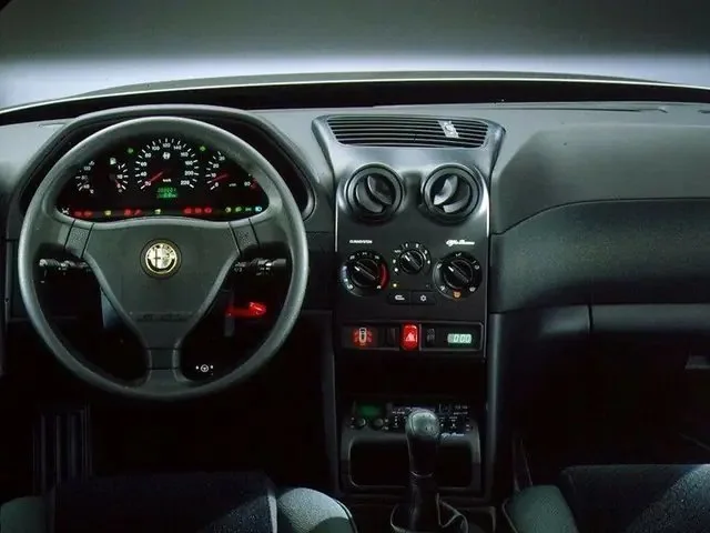 Фото Alfa Romeo 146 (2000) — передняя панель. Архитектура передней панели: экраны, дефлекторы и отделка Alfa Romeo 146 (2000) — передняя панель