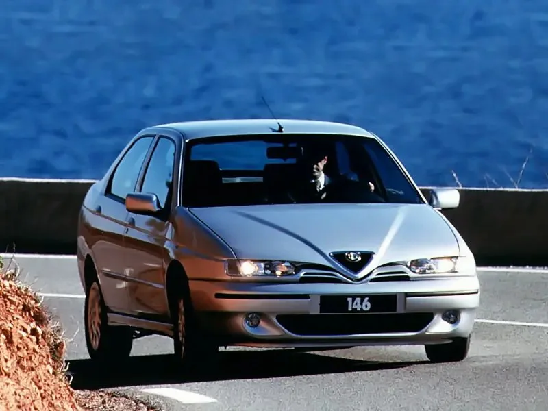 Фото Alfa Romeo 146 (2000) — внешний вид, фото 4. Общий вид машины снаружи Alfa Romeo 146 (2000) — внешний вид, фото 4