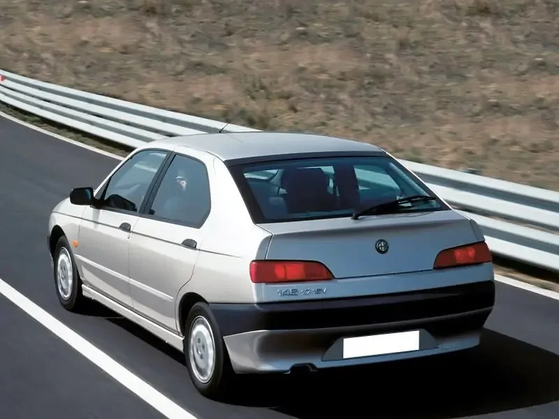 Фото Alfa Romeo 146 (2000) — внешний вид, фото 7. Кузов снаружи: пропорции и линии Alfa Romeo 146 (2000) — внешний вид, фото 7