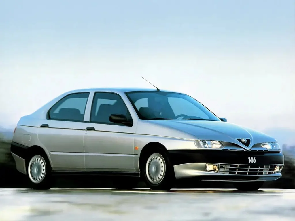 Фото Alfa Romeo 146 (2000) — внешний вид, фото 8. Общий вид машины снаружи Alfa Romeo 146 (2000) — внешний вид, фото 8