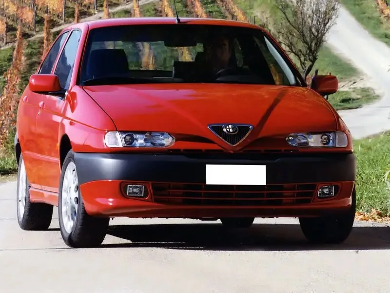 Фото Alfa Romeo 146 (2000) — вид спереди, фото 2. Передняя часть крупно: рисунок ходовых огней и воздухозаборники Alfa Romeo 146 (2000) — вид спереди, фото 2