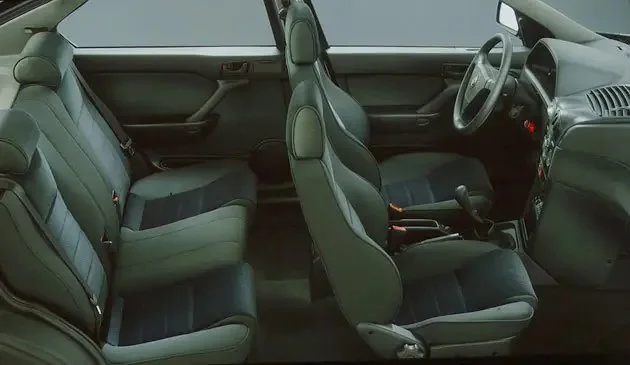 Фото Alfa Romeo 146 (2000) — интерьер. Общий план салона: панель, консоль и передние кресла Alfa Romeo 146 (2000) — интерьер