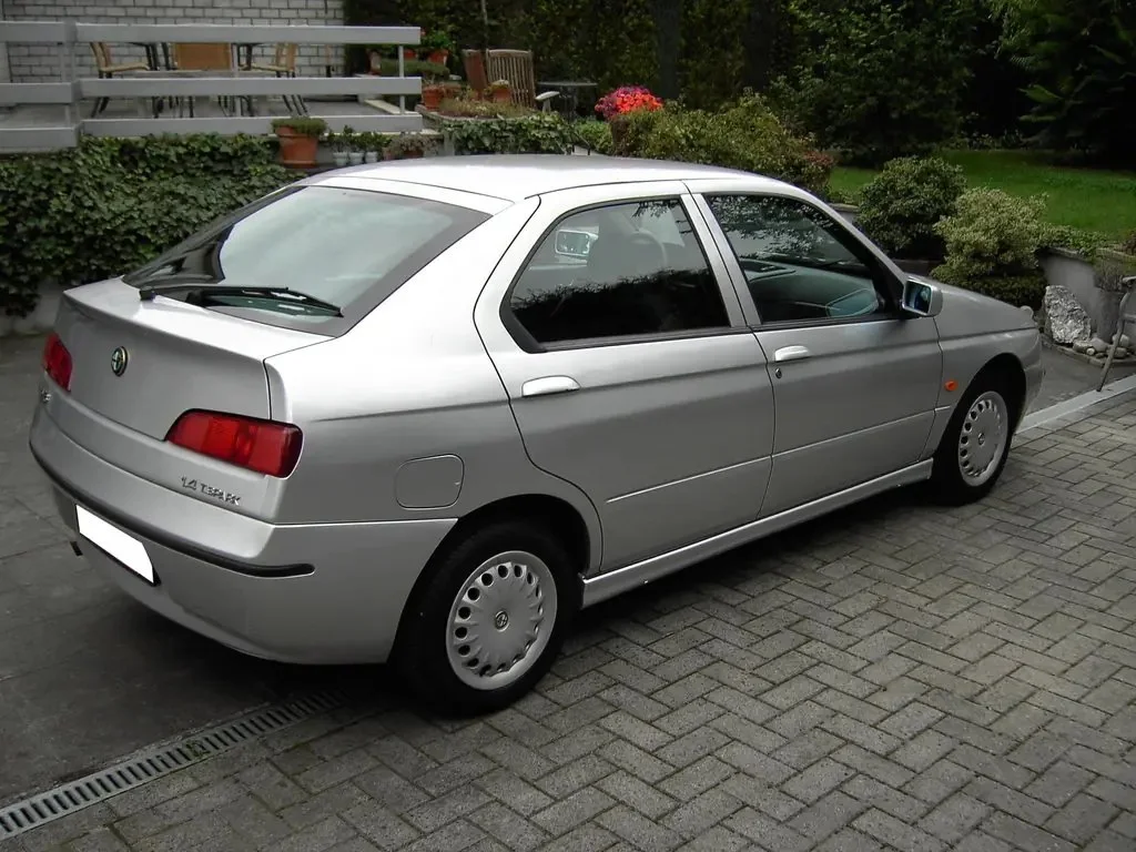 Alfa Romeo 146 (2000) — вид сбоку, фото 3