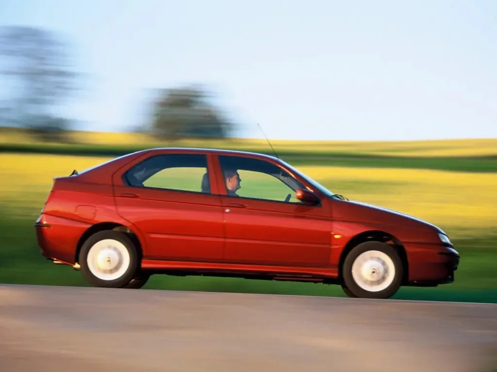 Фото Alfa Romeo 146 (2000) — вид сбоку, фото 4. Профиль: длина кузова, линия крыши и посадка на колёсах Alfa Romeo 146 (2000) — вид сбоку, фото 4
