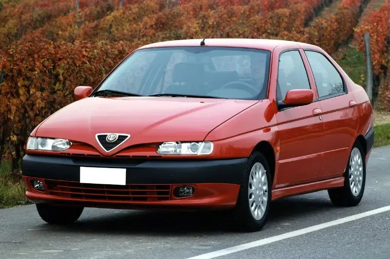 Фото Alfa Romeo 146 (2000) — вид сбоку, фото 5. Вид сбоку целиком: колёсная база и размер арок Alfa Romeo 146 (2000) — вид сбоку, фото 5
